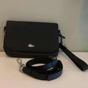 Lacoste väska - Helt ny oanvänd Lacoste väska som kommer med sin dustbag ❤️ ordinarie pris var 1500kr 