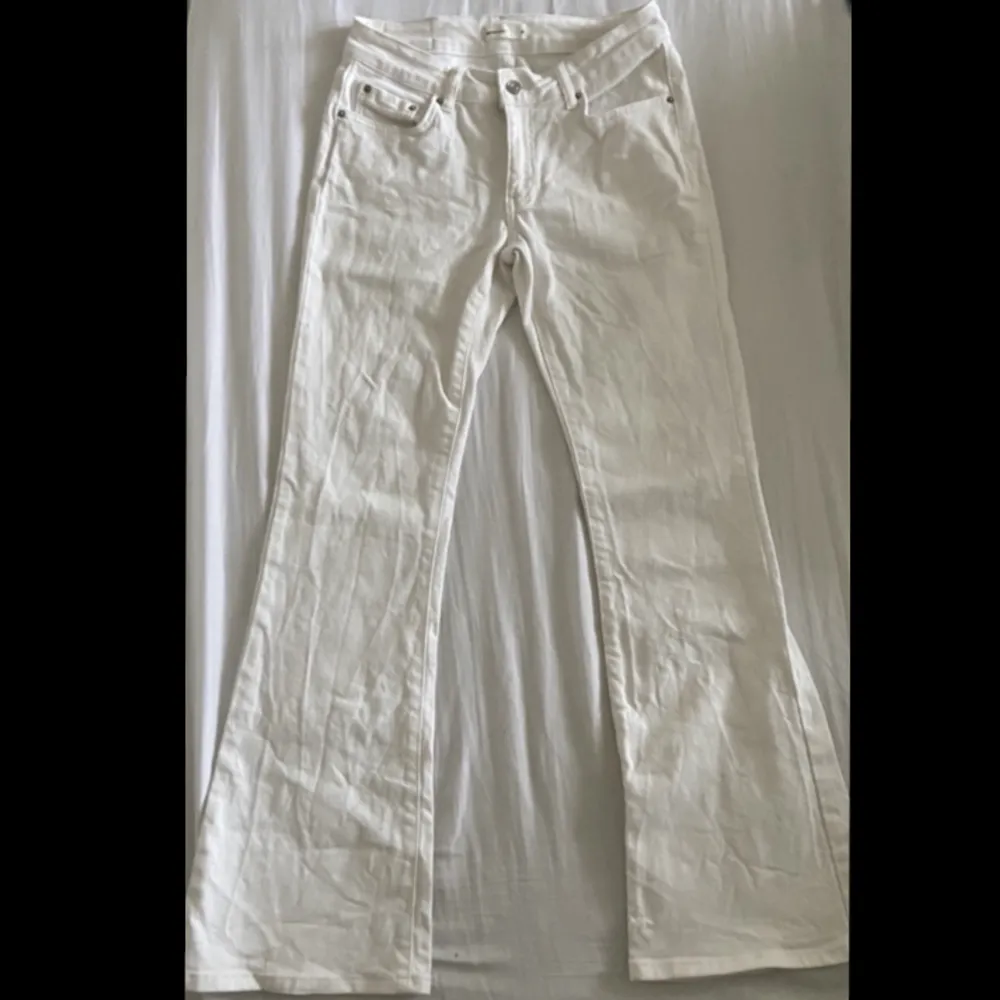 Säljer dessa vita lowwaist bootcut flared jeans ifrån Gina tricot. Helt nya aldrig använda. De är Köpta för 700kr💘. Jeans & Byxor.
