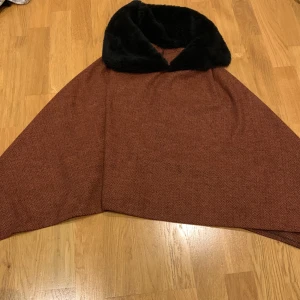 PONCHO - En jätte fin poncho!! O använd, inga defekter och köpt för 500kr!! 