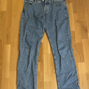 Jack & Jones Jeans - Chris Relaxed - Relaxed jeans, sitter riktigt bra. I princip nya endast använd någpn gång. 600kr nypris, mitt pris 400kr upphämtning i centrala stockholm eller 450kr inklusive frakt. Storlek 33, 34.