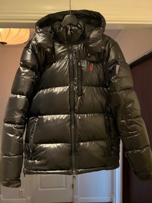 Polo Ralph lauren jacka  - Kan sälja denna men Vill helst byta mot en mindre storlek om någon har, eller någon annan liknande jacka fast i storlek small.  Köpte denna i september i år och använt den fåtal gånger.     