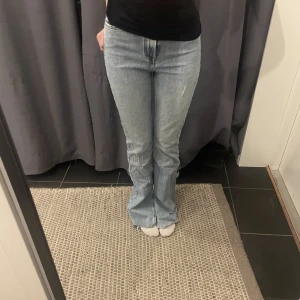 Bootcut jeans - Långa bootcutjeans med hög midja och slita vid foten. Byxorna har jättefin passform! Bra skick☺️