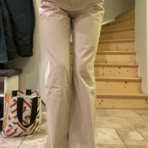 Beigea jeans - Beigea jeans med vida/raka ben från Shein🤍Använda ca 4 gånger och är felfri. Strl. XS, jag är 170+ och jeansen nuddar nästan marken.