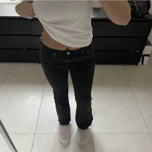 Svarta jeans lowwaist - Säljer mina Lågmidjade jeans ifrån hm, säljer då de är lite små och inte kommer till användning