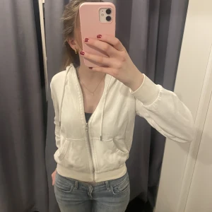 Zip up - Vit zip up kofta som både funkar uppknäppt och knäppt! Lite nopprig på armen men inget man tänker på så mkt, kan skicka bild på det om det önskas☺️