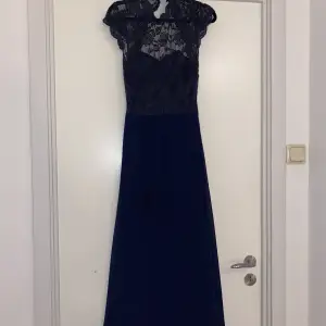 Säljer denna fina mörkblåa klänningen som är med spets och en öppen rygg
