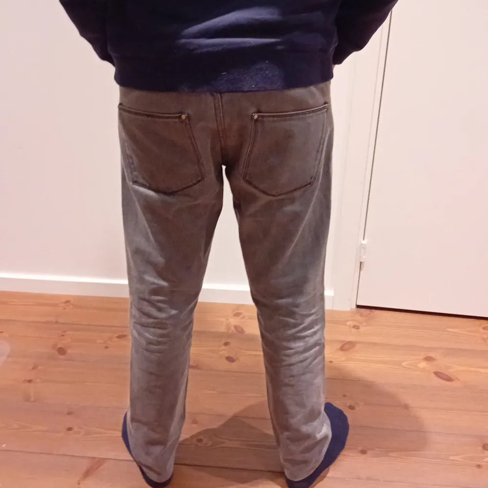 Trendiga gråa jeans från whyred  Bra skick  Tveka inte att ställa frågor. Jeans & Byxor.