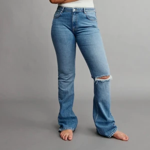 Jeans - Säljer mina jeans från Ginatricot då de är för stora för mig. Endast använda 1 gång. Nypris 499kr, storlek 36