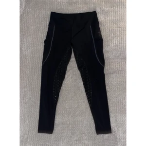 Maya Delorez fleece breeches - Lätt använda förra året men passar ej, stor i midjan för sin storlek, kan meddela mig för mått. Super bra grepp och skönt material ! Nypris: 899