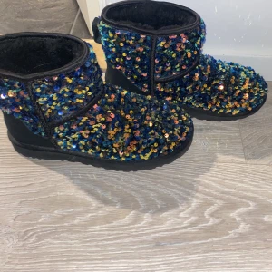 Uggs - Glittriga limited edition uggs i ett väldigt gott skick. Använda ett fåtal gånger och ser ut som nya.  Storlek 38⭐️  Pris kan diskuteras vid snabb affär  