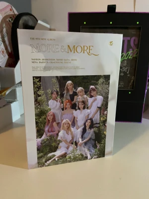 REA! KPOP Twice more&more album  - Har små tecken på användning. Allt inkluderas +Pre order benefits