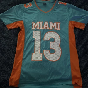 t-shirt - Miami dolphins t-shirt i storlek xs. Knappt använd och i bra skick. 🫶🏻🤍💕 köparen står för frakt, använd gärna ”köp nu” 🤍