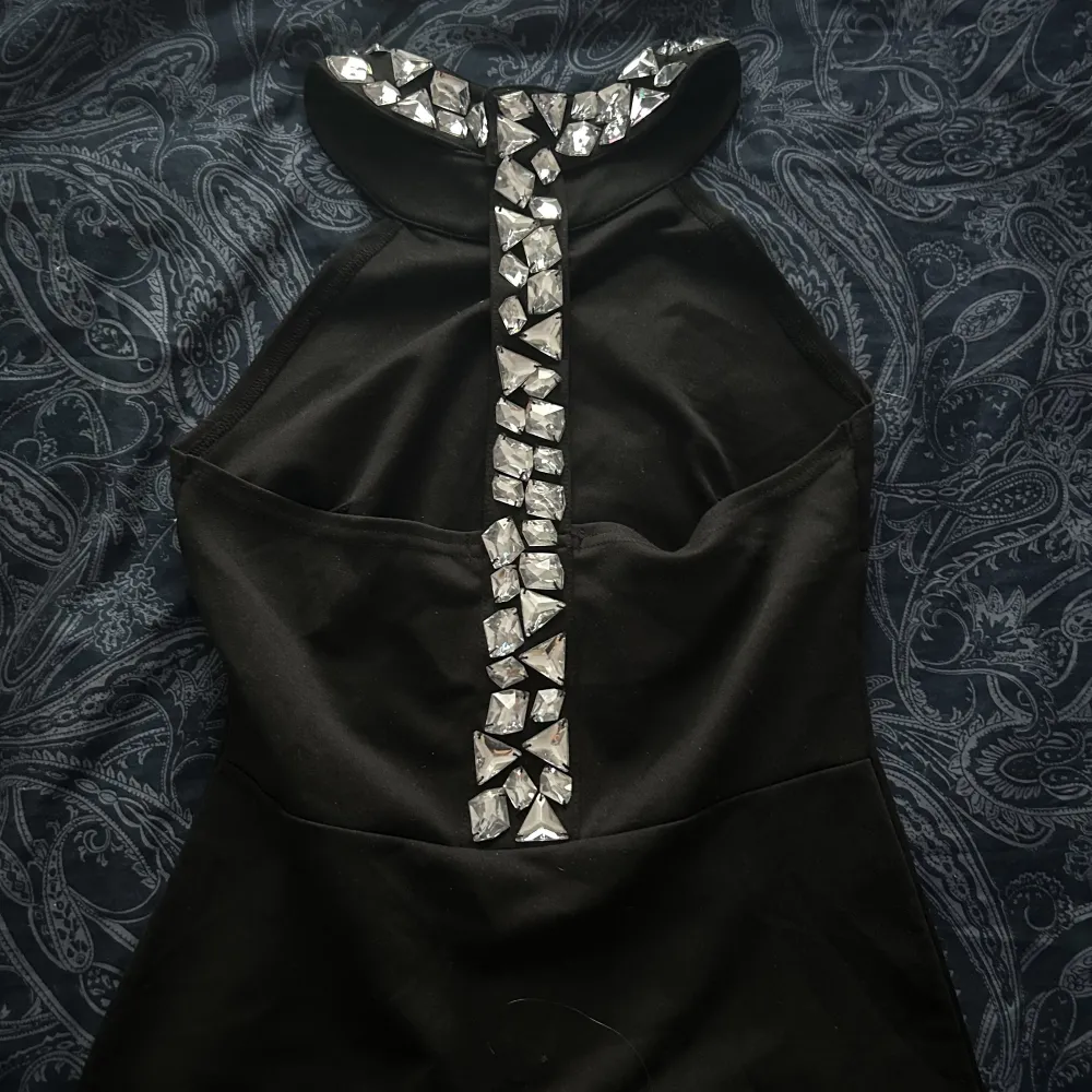 Verkligen en jättefin klänning 🤩passar perfekt på nyår 🫶🏻men passar tyvär inte den längre. Den är i bra skick utöver att en diamant sitter löst (Be om bild) 🤍Använd gärna ”köp nu” 💕. Klänningar.