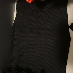 Svarta toppar/linne/ t-shirt - Knappt använda tröjor, flyttar och behöver rensa. Alla tre för 100 pris kan diskuteras 