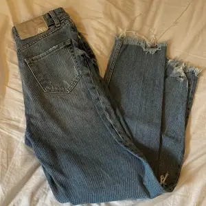 Boyfriend jeans med slitningar , från zara 