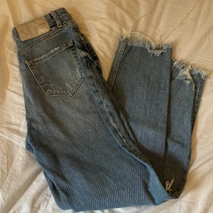 Jeans  - Boyfriend jeans med slitningar , från zara 