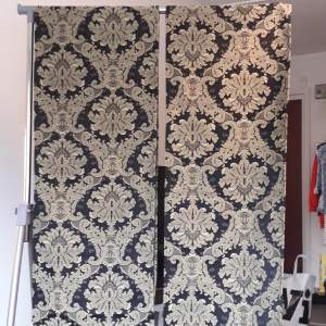 Jätteläckra gardiner polyester bomull 50/50 Går i svart och guld 43×230cm