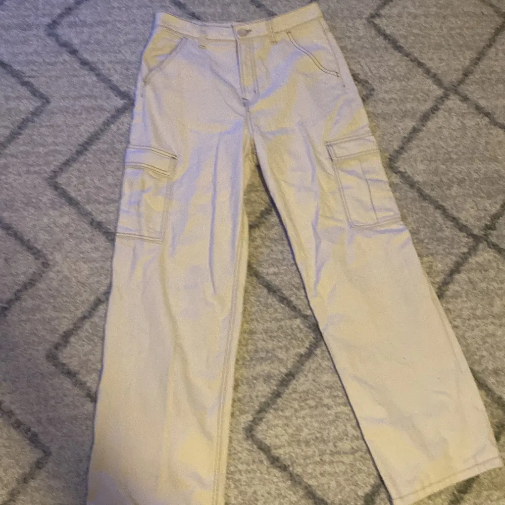 Ett par högmidjade byxor, som nästan är lite lika cargo-byxor. De är från H&M. Använda 2 gånger, samt inga defekter eller liknande😊. (Första bilden är tagen från hemsidan, och där heter byxorna ”90’s Baggy High Waist Jeans”). Jeans & Byxor.