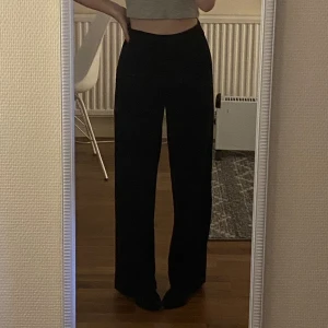 Kostymbyxor - Ett par fina o sköna kostymbyxor från bikbok i bra skick!🥰 Bara att höra av dig om du undrar nåt eller önskar fler bilder💗🤗