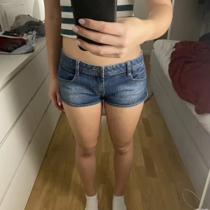 Low waist jeansshorts - Snygga låg midjade shorts till sommaren. Köpte de utomlands. Köparen står för frakt!