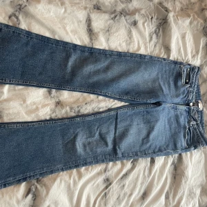 Mörkblå bootcut jeans - Säljer ett par as snygga bootcut jeans från Gina💕 Fint skick. Köpta för 299-399kr Pris kan diskuteras. Säljer pga att dom jag blivit för små. Strl 158 men passar även 164