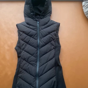 Zara väst  - Helt ny zara väst har använt den en gång och äe sprillans ny. Inte min stil så säljer den för 200kr