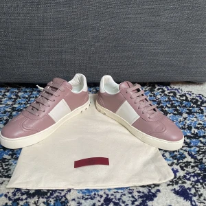 Valentino flycrew Rosa 37 - Tja nu säljer jag dessa feta Valentino Flycrew i storlek 37. Endast använda ett fåtal gånger, 9,5 skick! Alla nitar är kvar. Passa på att köpa dessa jättefina Valentino skor. (Dustbag tillkommer)Hör av dig vid frågor eller funderingar mvh Liamsellout!🤝❤️