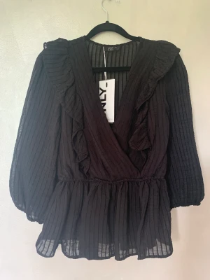 Svart blus  - Svart blus i storlek xs, oanvänd 