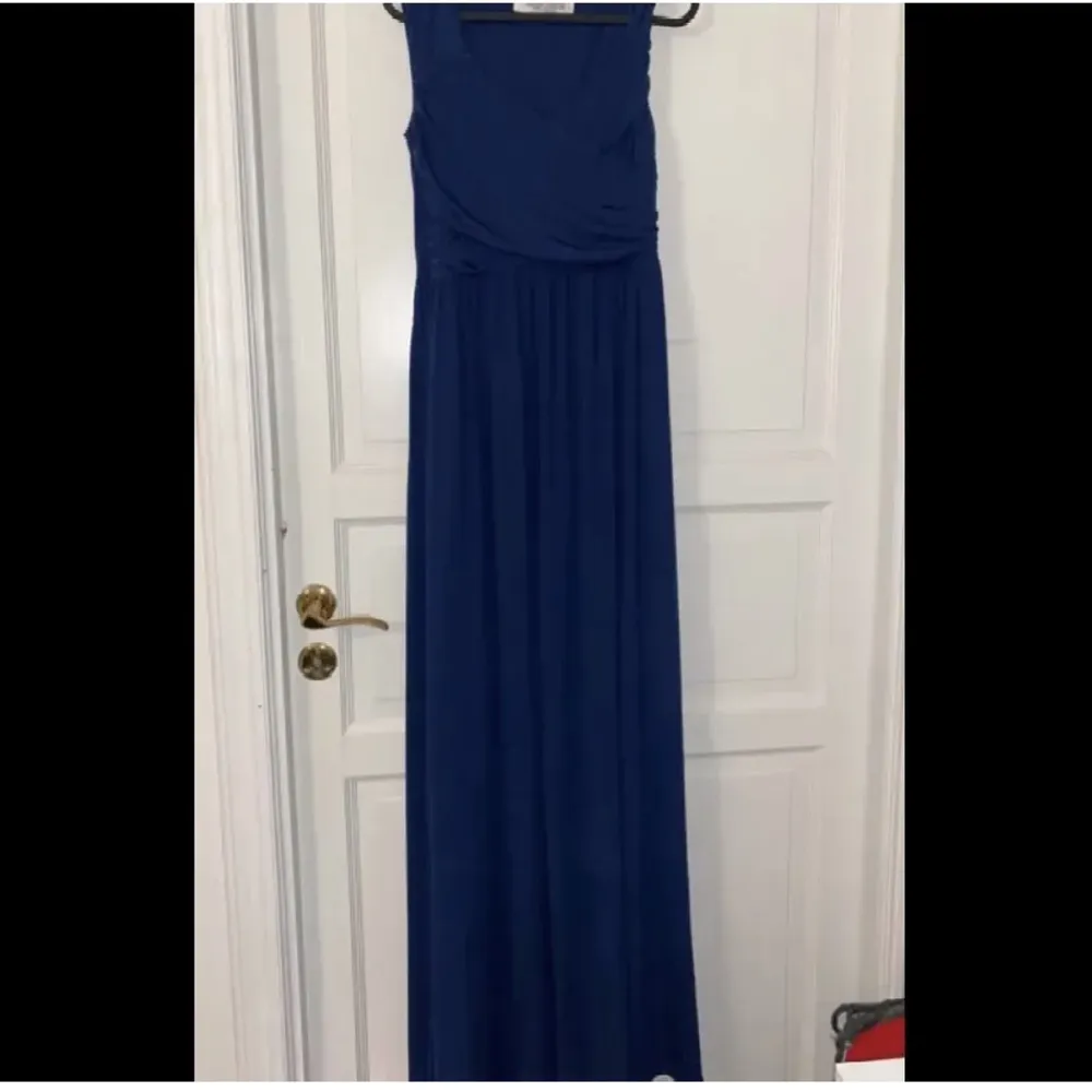 En super fin mörkblå lång klänning/ bal klänning, använd 2 gånger i mycket fint skick . Klänningar.