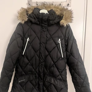 Vinterjacka  - Fin jacka som är i bra skick! Ska vara bälte till men den är borttappad.