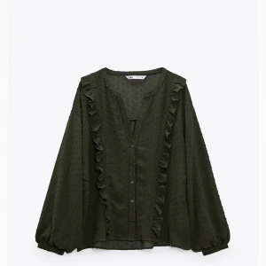 Blus - Använd 2 gånger så i princip ny! Skriv privat för egna bilder 🩷