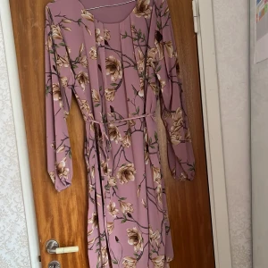 Blommig klänning  - En fin blommig klänning som är helt ny och inte kommer till användning☺️