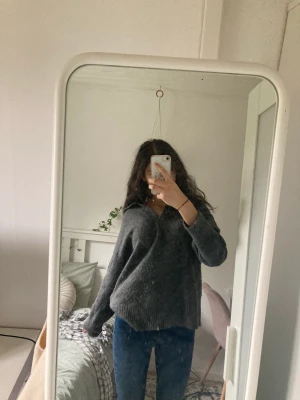 Supermysig grå stickad  - En superfin o mysig mörkgrå stickad tröja med krage. Använd fåtal gånger, därav fint skick! Strl M men passar mig som vanligtvis har xs-s, sitter snyggt oversize som man gärna vill att höstiga/vintriga tröjor ska 🍁❄️ pris går att diskutera 💕