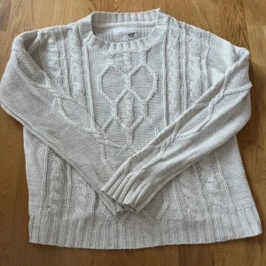 Stickad tröja  - Perfekta stickade tröjan till hösten! Liten i storleken så skulle säga att den är mer som xs/s fast det står M på lappen!🩷