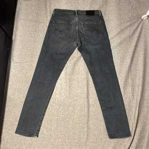 Ett par  mörkblå Levis 520 Jeans i bra skick och har inga hål eller andra defekter.  Dom är i mycket slim fit och är väldigt elastiska. Storlek: W29 L32.  Hör av dig för fler bilder eller frågor! Mvh Scandinav garderoben. Gratis frakt!