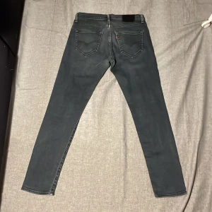 Levis 520 jeans - Ett par  mörkblå Levis 520 Jeans i bra skick och har inga hål eller andra defekter.  Dom är i mycket slim fit och är väldigt elastiska. Storlek: W29 L32.  Hör av dig för fler bilder eller frågor! Mvh Scandinav garderoben. Gratis frakt!