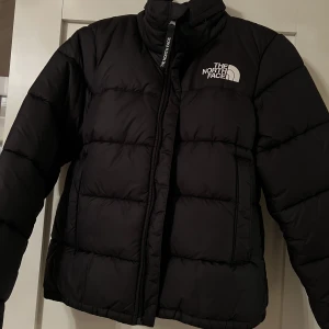 The North Face jacka  - The North Face jacka i stl S. Använd endast ett fåtal gånger och är i fint skick. (Nypris 2600:-)
