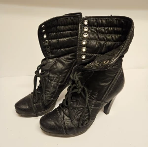 Tamaris stövletter  - Välanvända stövletter från Tamaris. "Skaftet" går att vika ner för en annan look om så önskas.  Välanvända men funktionellt skick. Har inte försökt tvätta dem utan de säljs i befintligt skick och går säkert att piffa till mer. Storlek 37. Nypris 1500 kr. 