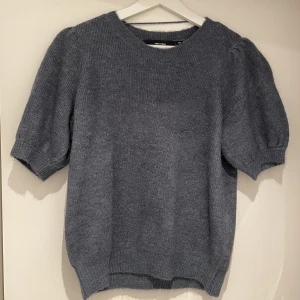 Tröja - Gullig kortärmad tröja från vero moda💙Köpt i somras och använd två gånger🥰Passar även S