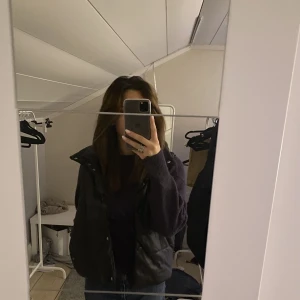 Super Fin väst!! - Jätte fin väst från NAKD säljes då den inte kommer till användning, den har tappat ena delen av kanppen längst ner men inget som syns om man bara kollar endas funktionen som försvunnit🤗Säkert ett väldigt lätt fixat problem jag har bara inte orkat💗 