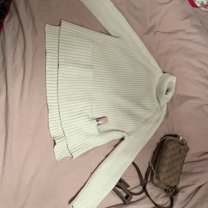 Mysig stickad tröja med fickor - Mysig stickad tröja med fickor, hittade längst bak i min garderob när jag städade, fåtal använd är tvättad och är några år gammal. Väldigt fin och passar perfekt för hösten