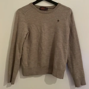 Morris Merino Crew Neck - Har haft på mig den någon gång. Säljer den för att den inte passar mig längre. Är ganska liten, ungefär XS-S i storlek. 