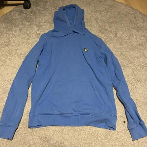 Lyle & skott huvtröja  - Lyle & skott huvtröja i bra men använt skick 