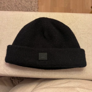 Acne Studios mössa  - Mössa från Acne Studios i herrmodell.