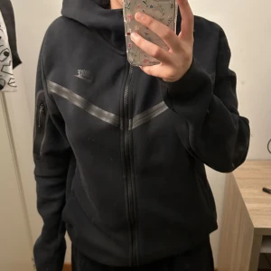 Nike Tech fleece  - Nike tech fleece som jag inte använder längre. Fick den av någon annan, men egentligen är den från JD Sports.