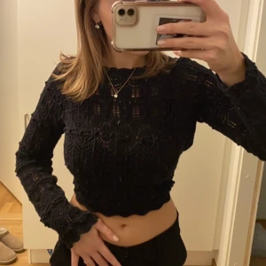 Virkad top zara - Säljer denna söta virkade/stickade tröja från Zara, fint skick inga defekter 💖 Öppen rygg⭐️