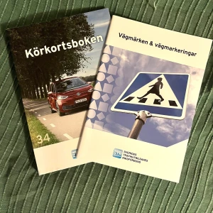 Körkortsboken - Säljer denna körkortsboken för körkort B, samt boken med vägmärken och vägmarkeringar. Den är helt oanvänd.