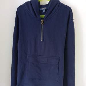 Säljer denna mörkblå Ralph Lauren hoodie, aldrig andvänd, är i bra skick,storleken är XL men den är liten i storlek så skulle säga att den passar S/M😃