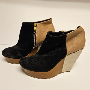 Stövletter från Tiamo  - Stövletter från Tiamo. Välanvända men funktionellt skick. Har inte försökt tvätta dem utan de säljs i befintligt skick och går säkert att piffa till mer. Storlek 37. Nypris 800 kr. 