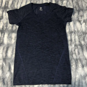 Gym tröja - Mörk blå Gym tshirt som är för lite för mig. Men är i jätte bra skick inga skador 
